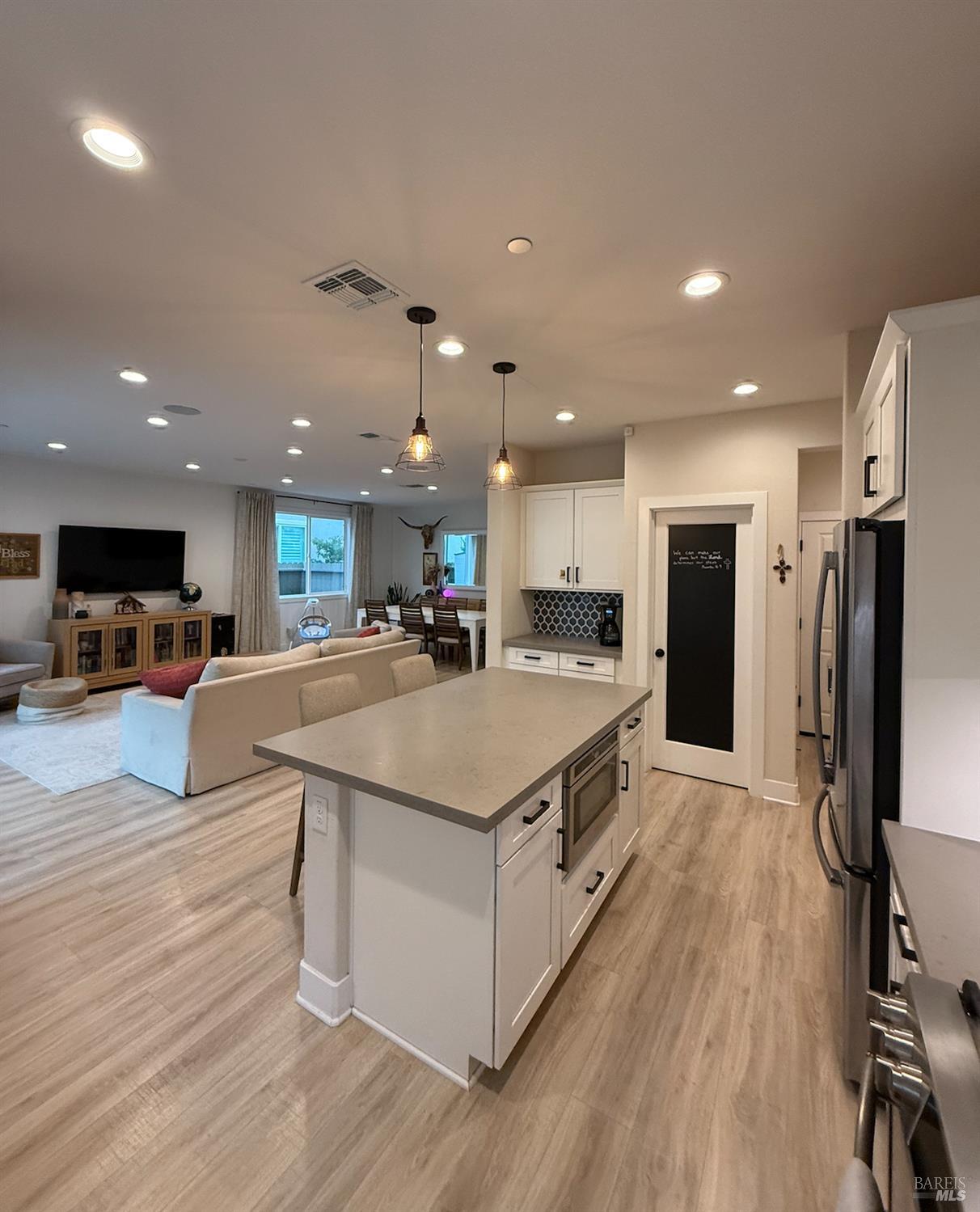 Detail Gallery Image 9 of 39 For 813 Cosmos Dr, Vacaville,  CA 95687 - 4 Beds | 3 Baths