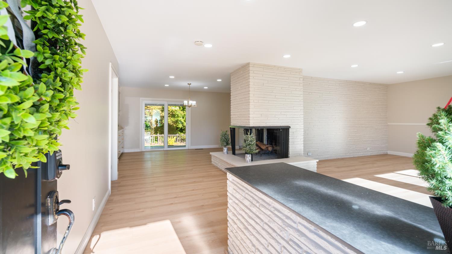 Detail Gallery Image 4 of 21 For 3347 Hermit Way, Santa Rosa,  CA 95405 - 3 Beds | 2 Baths