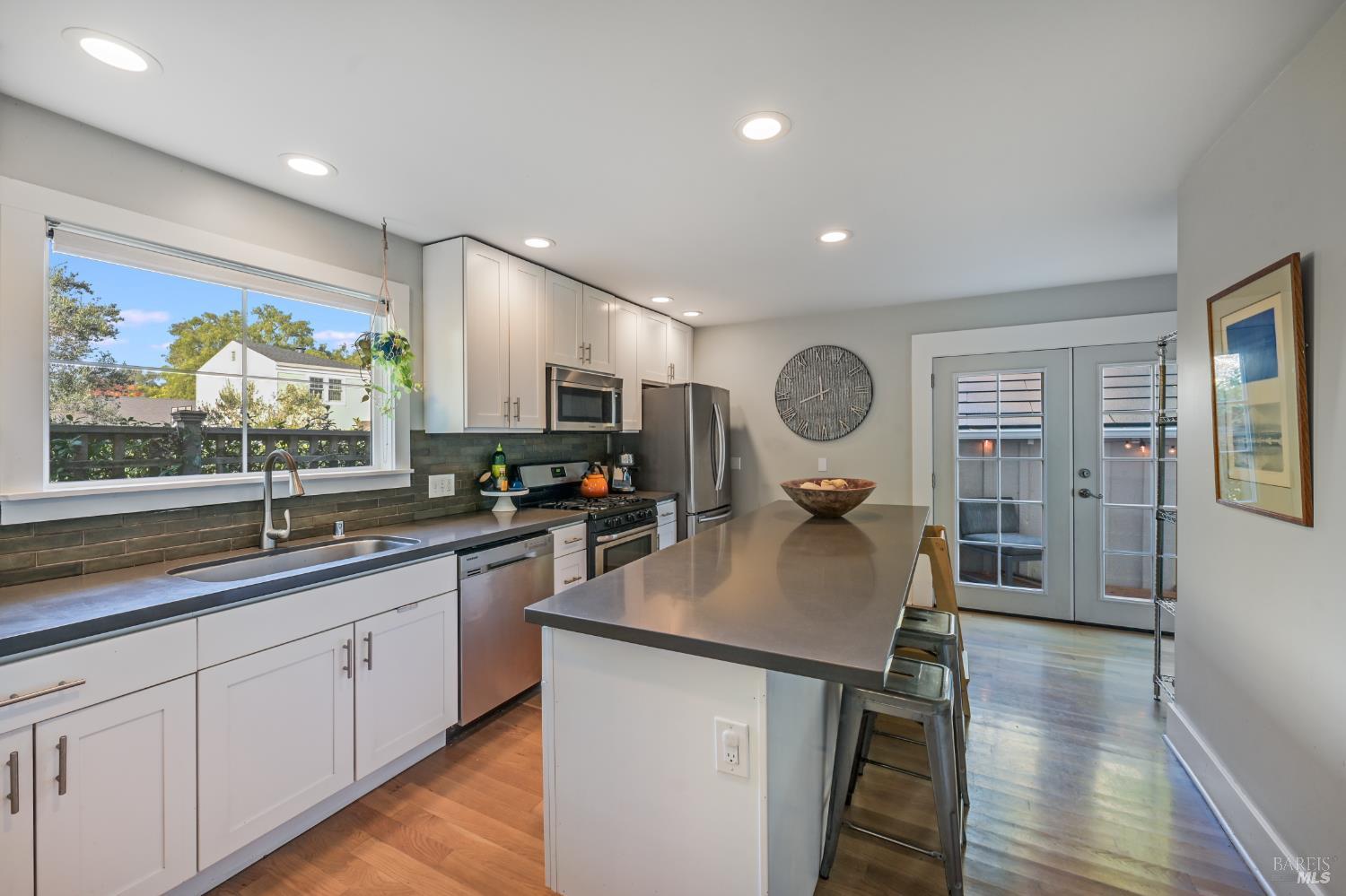 Detail Gallery Image 12 of 31 For 610 E St, Petaluma,  CA 94952 - 3 Beds | 2/1 Baths