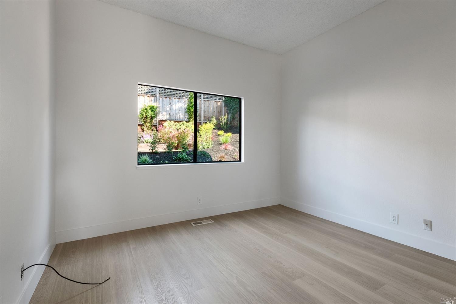 Detail Gallery Image 17 of 23 For 15 Linda Vista Ave, Tiburon,  CA 94920 - 3 Beds | 2/1 Baths