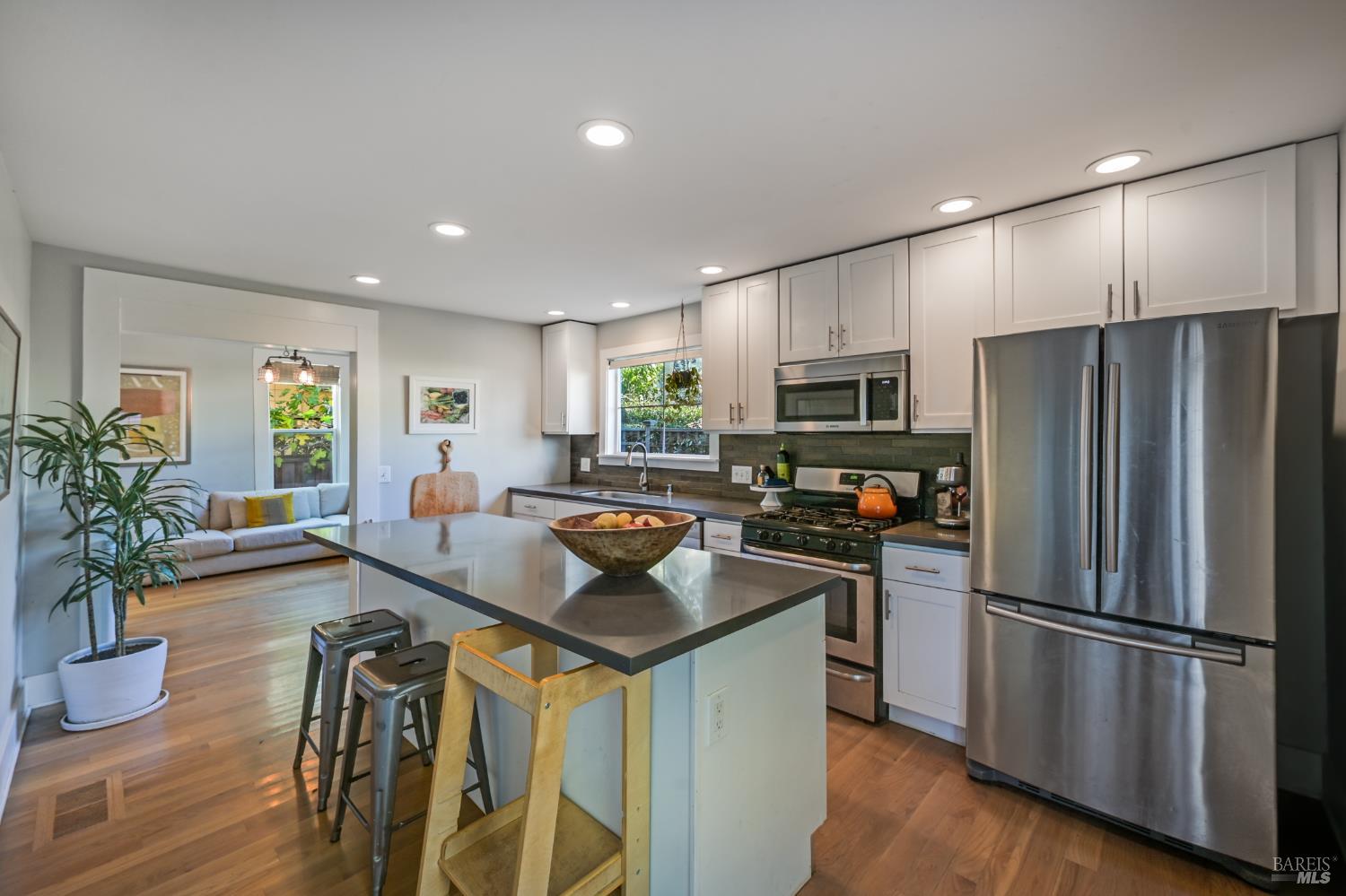 Detail Gallery Image 13 of 31 For 610 E St, Petaluma,  CA 94952 - 3 Beds | 2/1 Baths