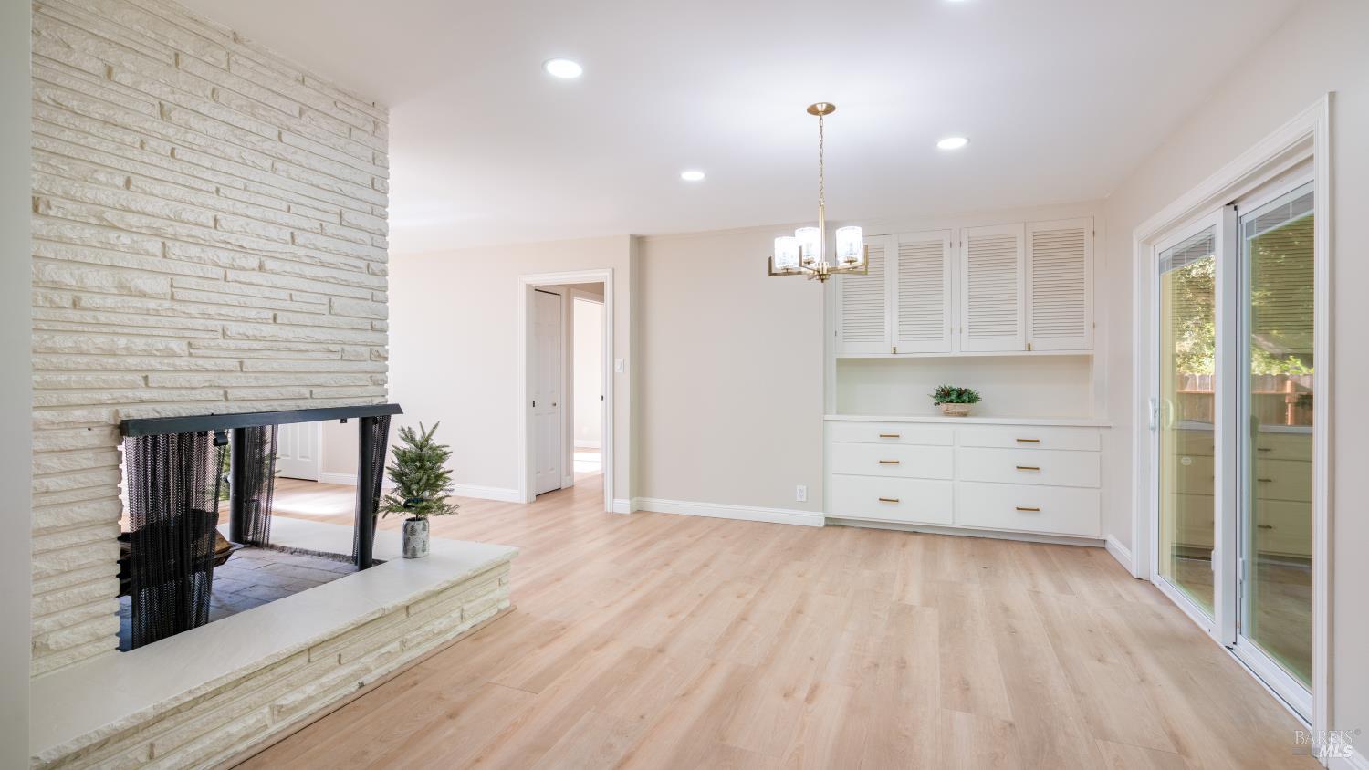 Detail Gallery Image 8 of 21 For 3347 Hermit Way, Santa Rosa,  CA 95405 - 3 Beds | 2 Baths