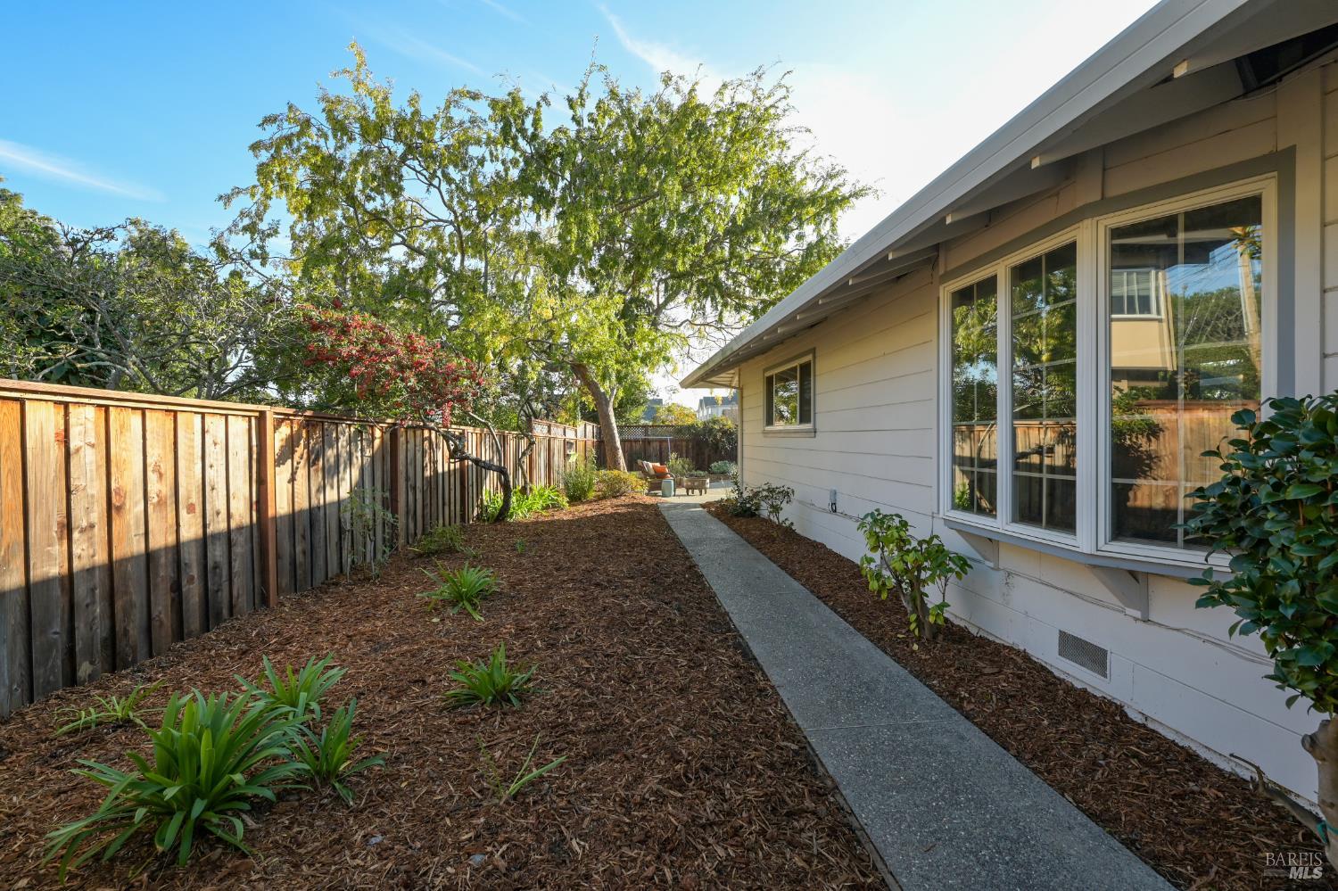 Detail Gallery Image 28 of 35 For 28 Bonnie Banks Way, San Rafael,  CA 94901 - 3 Beds | 2/1 Baths