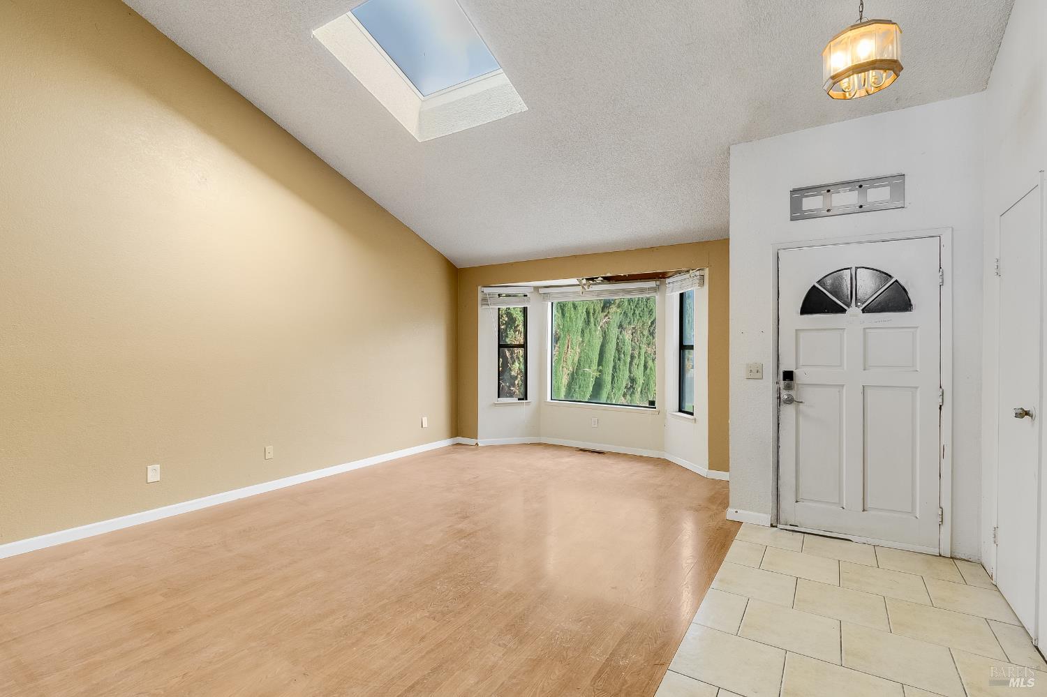 Detail Gallery Image 5 of 55 For 235 Toledo Ct, Vallejo,  CA 94591 - 5 Beds | 3/1 Baths