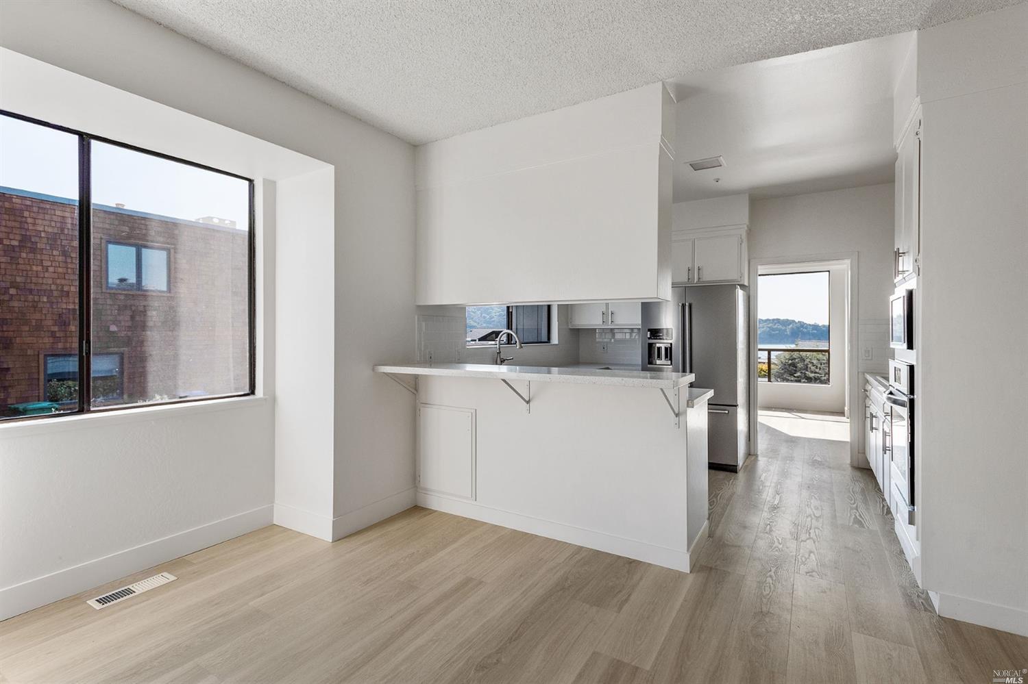 Detail Gallery Image 10 of 23 For 15 Linda Vista Ave, Tiburon,  CA 94920 - 3 Beds | 2/1 Baths