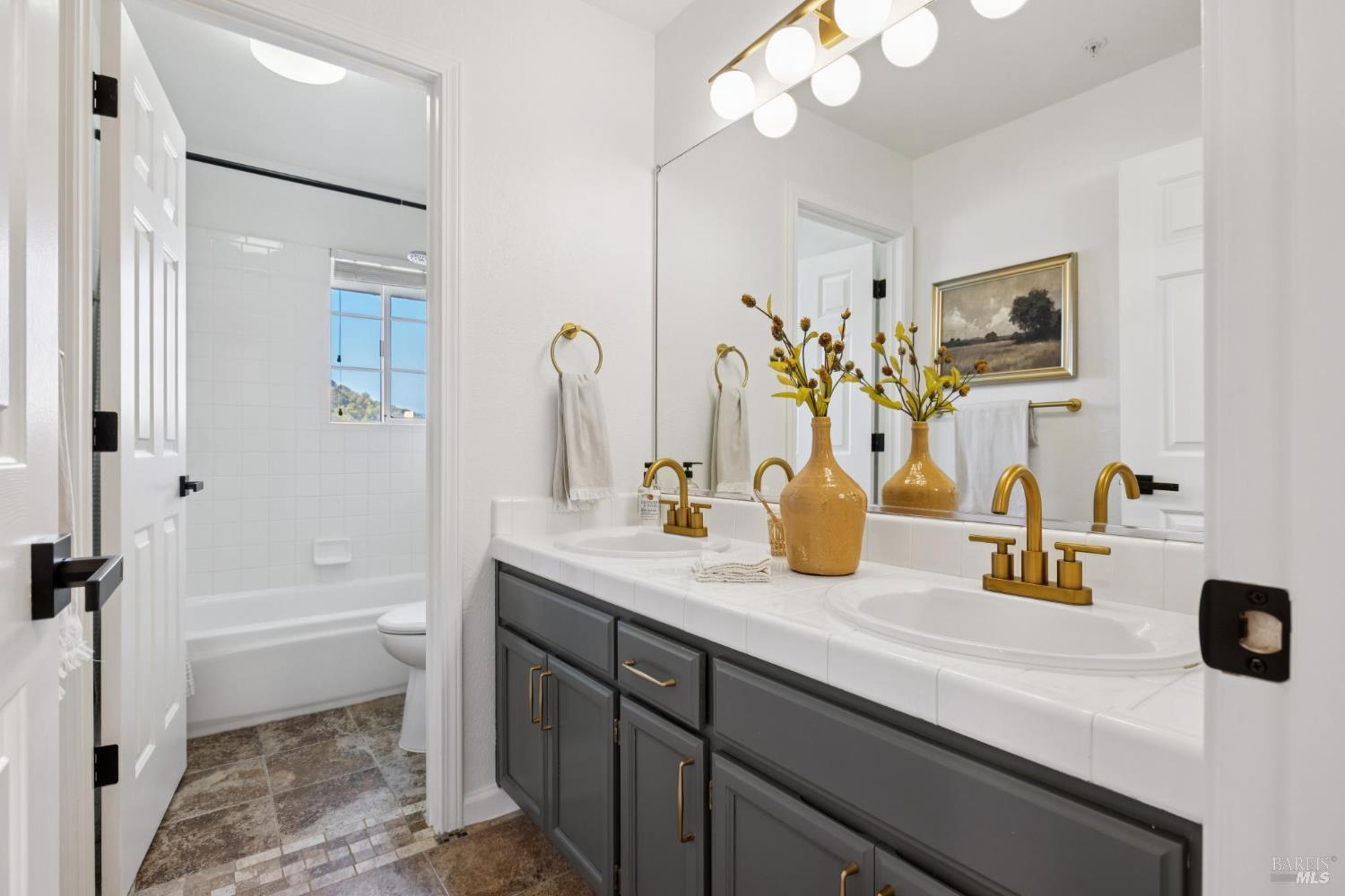 Detail Gallery Image 25 of 43 For 15 Aaron Dr, Novato,  CA 94949 - 5 Beds | 3 Baths