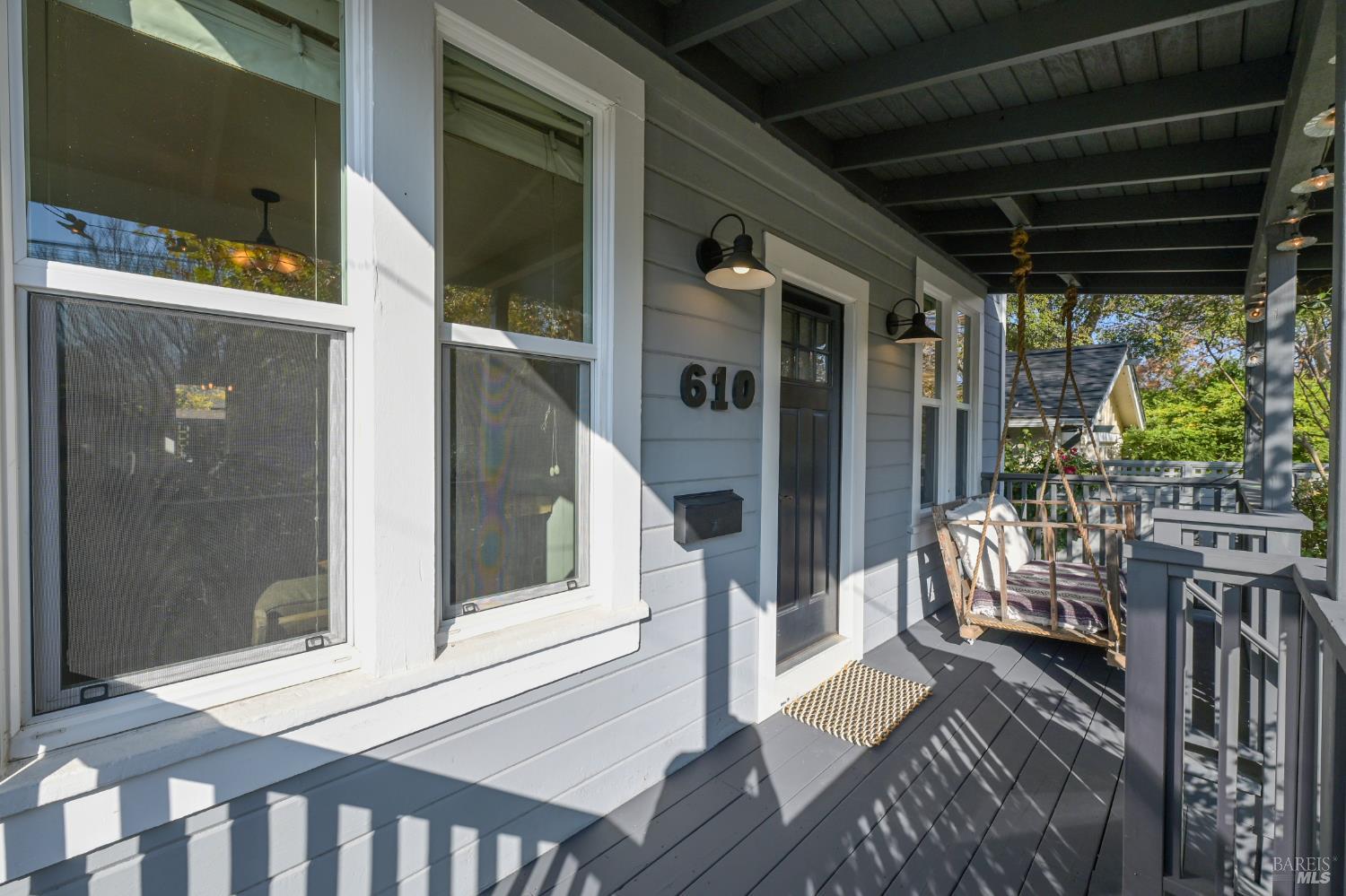 Detail Gallery Image 4 of 31 For 610 E St, Petaluma,  CA 94952 - 3 Beds | 2/1 Baths