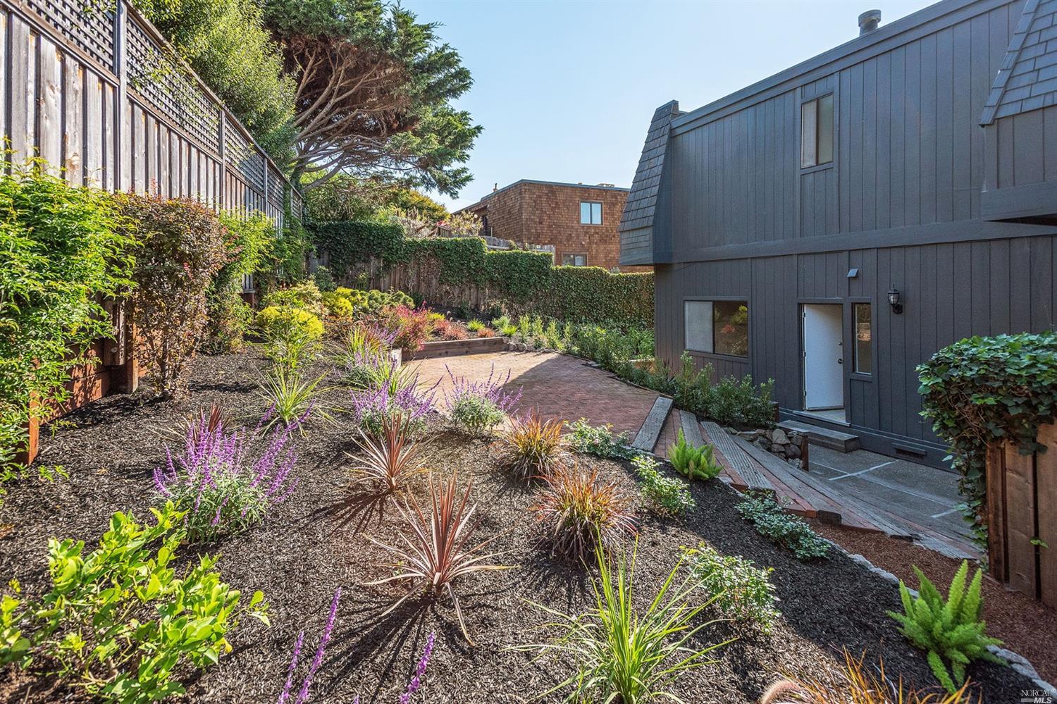 Detail Gallery Image 20 of 23 For 15 Linda Vista Ave, Tiburon,  CA 94920 - 3 Beds | 2/1 Baths