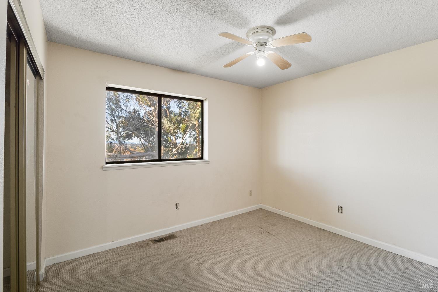 Detail Gallery Image 10 of 55 For 235 Toledo Ct, Vallejo,  CA 94591 - 5 Beds | 3/1 Baths