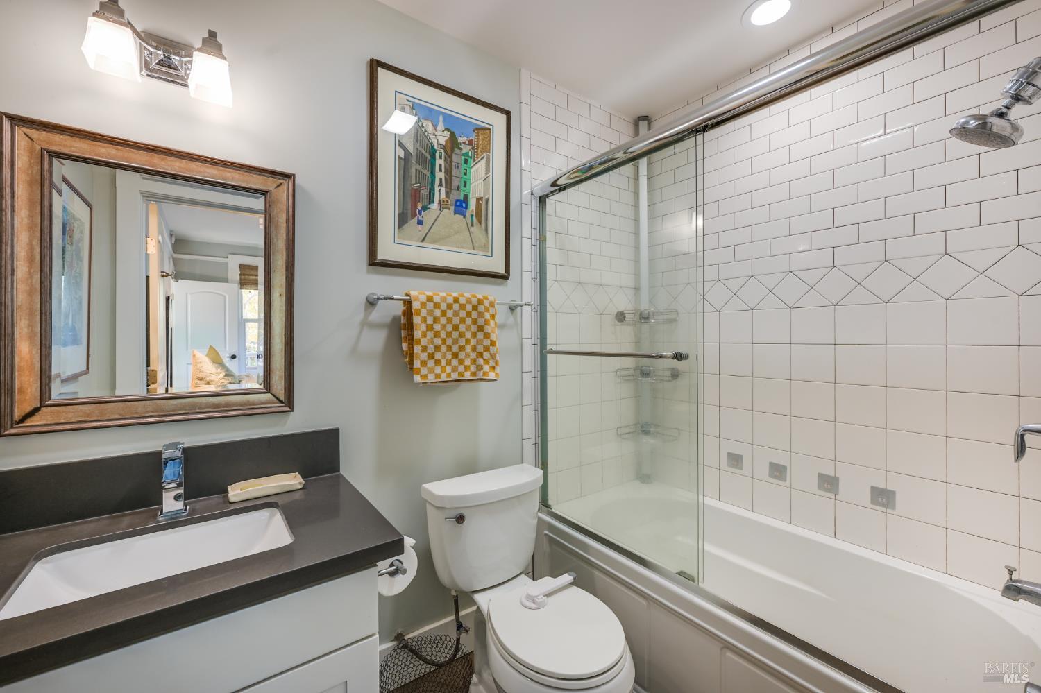 Detail Gallery Image 17 of 31 For 610 E St, Petaluma,  CA 94952 - 3 Beds | 2/1 Baths