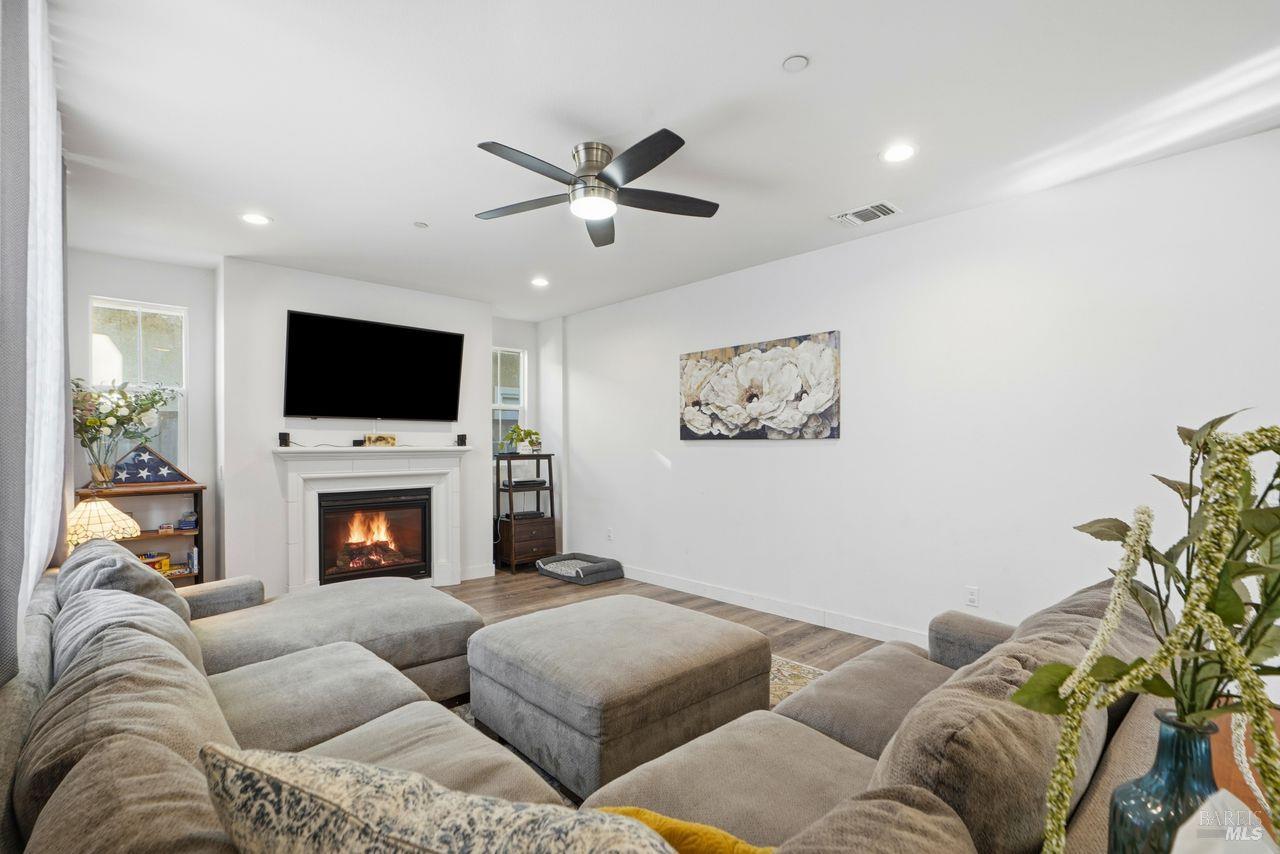Detail Gallery Image 12 of 47 For 1617 Sorrel St, Santa Rosa,  CA 95403 - 3 Beds | 2/1 Baths