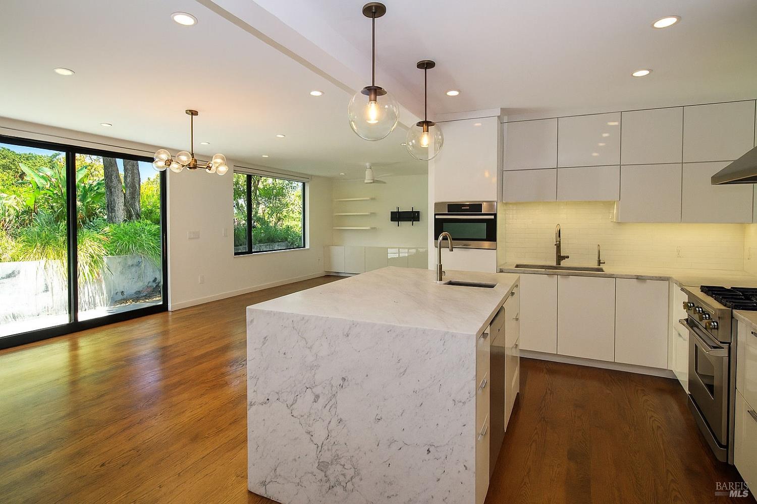 Detail Gallery Image 2 of 24 For 19 Bayview Ter, Mill Valley,  CA 94941 - 5 Beds | 3/1 Baths