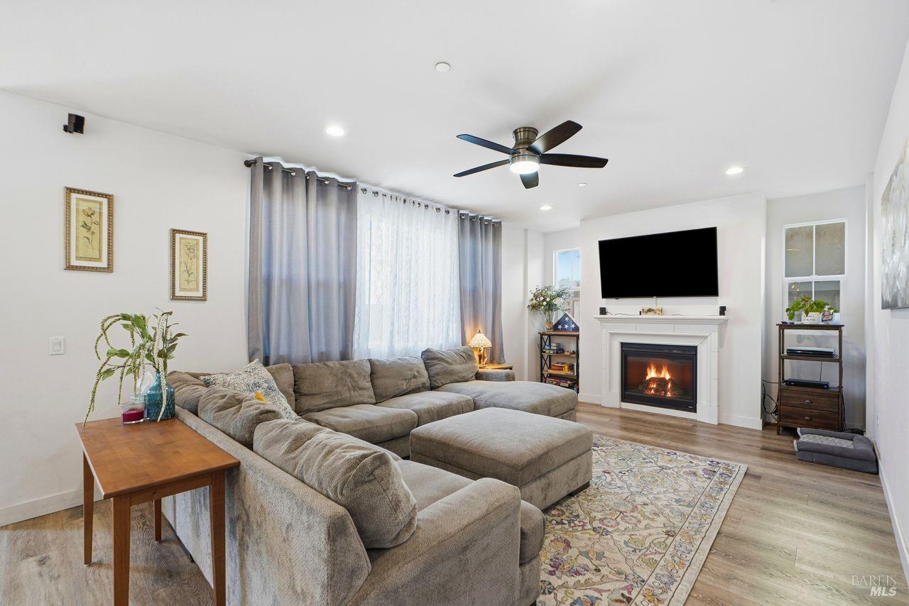 Detail Gallery Image 11 of 47 For 1617 Sorrel St, Santa Rosa,  CA 95403 - 3 Beds | 2/1 Baths