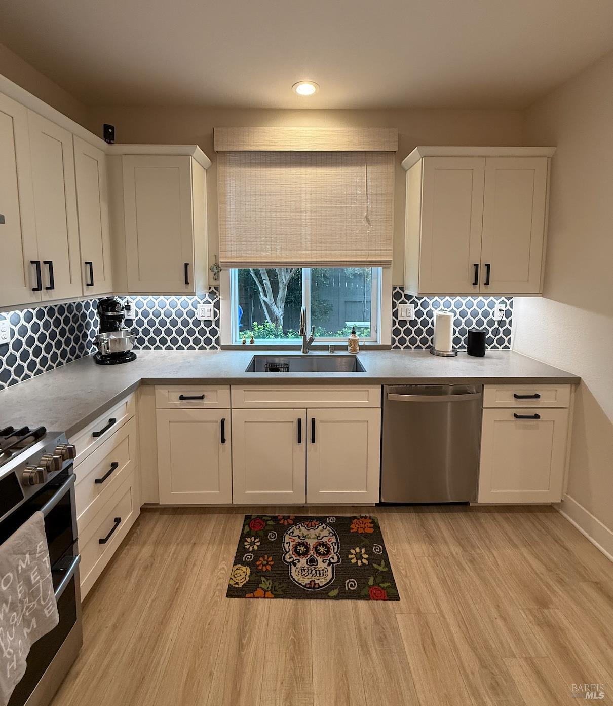 Detail Gallery Image 12 of 39 For 813 Cosmos Dr, Vacaville,  CA 95687 - 4 Beds | 3 Baths