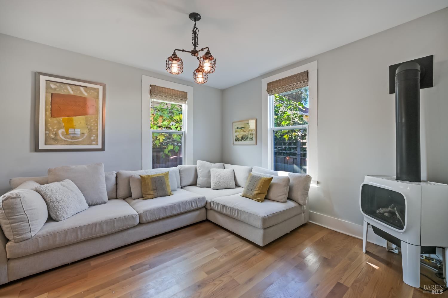 Detail Gallery Image 11 of 31 For 610 E St, Petaluma,  CA 94952 - 3 Beds | 2/1 Baths