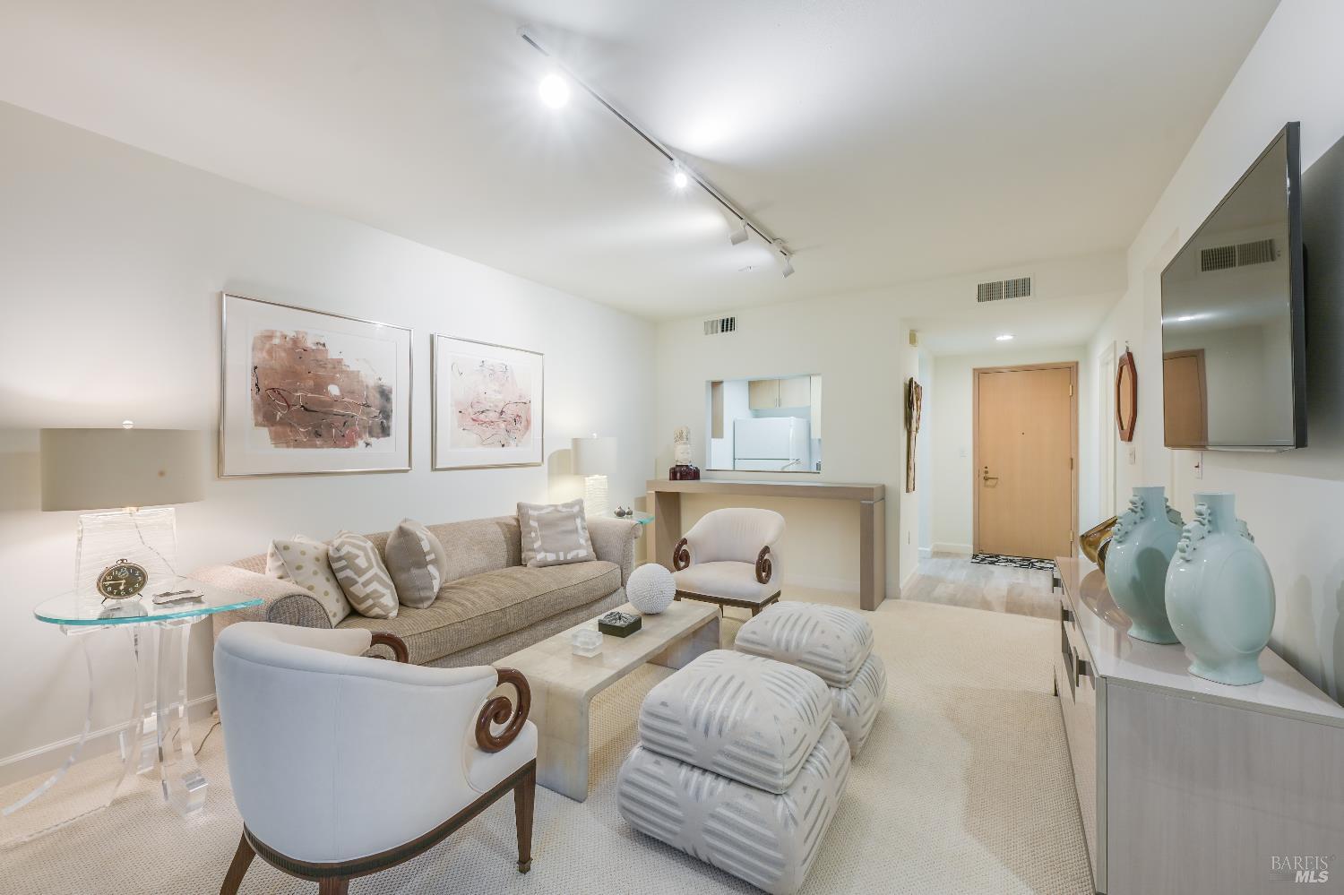 Detail Gallery Image 5 of 24 For 200 Deer Valley Rd 1m,  San Rafael,  CA 94903 - 1 Beds | 2 Baths