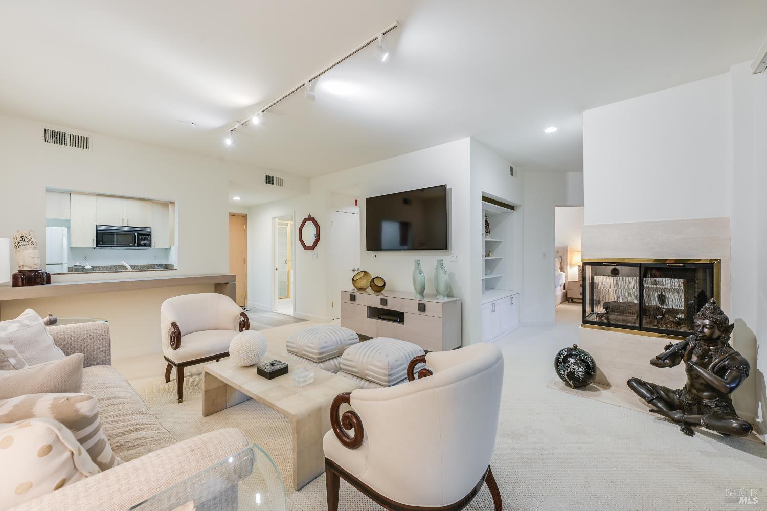 Detail Gallery Image 6 of 24 For 200 Deer Valley Rd 1m,  San Rafael,  CA 94903 - 1 Beds | 2 Baths