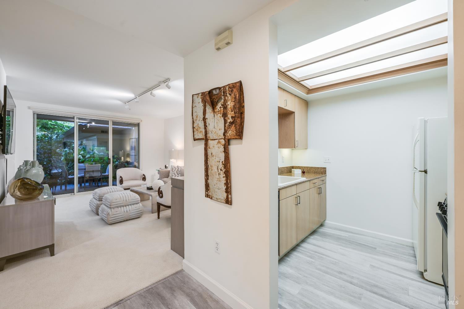 Detail Gallery Image 3 of 24 For 200 Deer Valley Rd 1m,  San Rafael,  CA 94903 - 1 Beds | 2 Baths