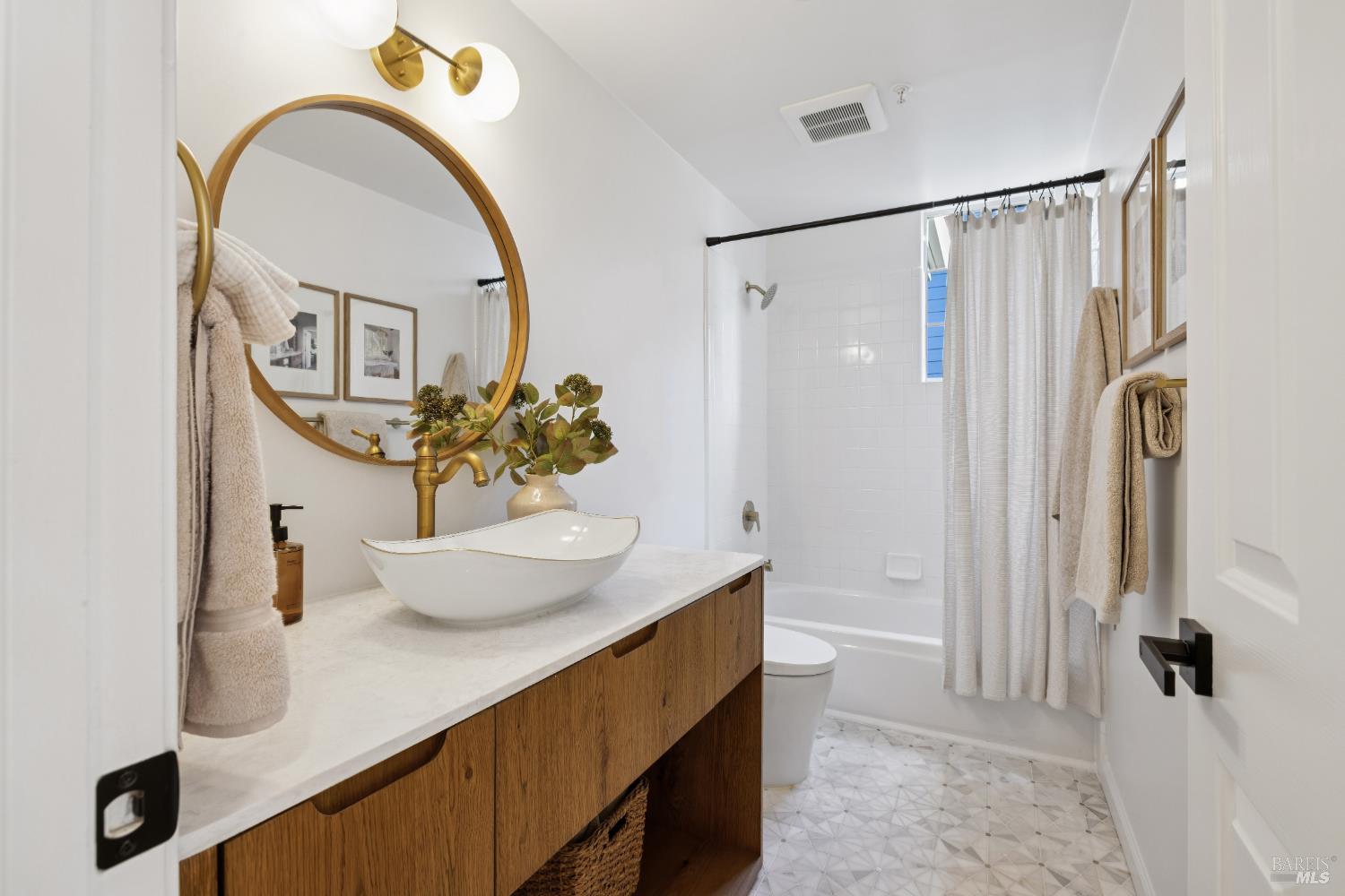 Detail Gallery Image 17 of 43 For 15 Aaron Dr, Novato,  CA 94949 - 5 Beds | 3 Baths