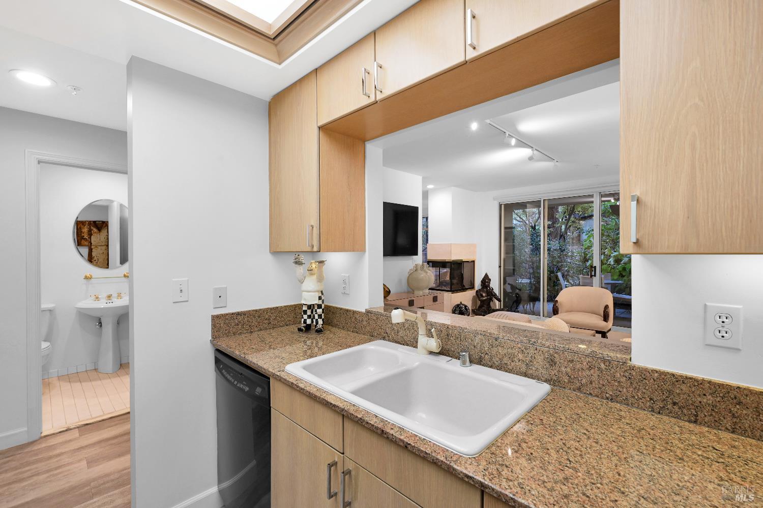 Detail Gallery Image 4 of 24 For 200 Deer Valley Rd 1m,  San Rafael,  CA 94903 - 1 Beds | 2 Baths