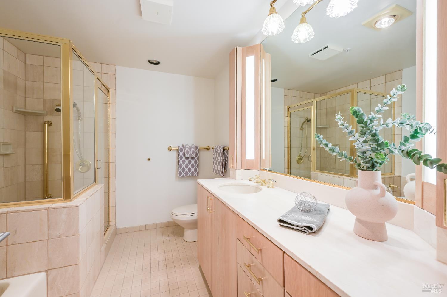 Detail Gallery Image 13 of 24 For 200 Deer Valley Rd 1m,  San Rafael,  CA 94903 - 1 Beds | 2 Baths