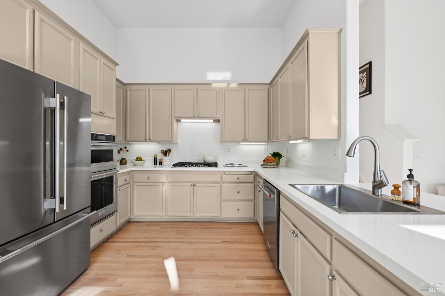 Detail Gallery Image 10 of 43 For 15 Aaron Dr, Novato,  CA 94949 - 5 Beds | 3 Baths