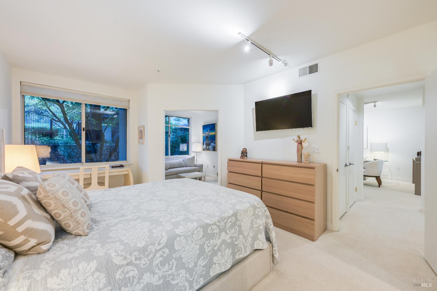 Detail Gallery Image 11 of 24 For 200 Deer Valley Rd 1m,  San Rafael,  CA 94903 - 1 Beds | 2 Baths