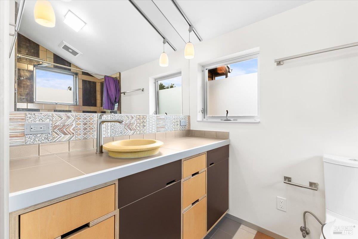 Detail Gallery Image 15 of 21 For 716 Keller Ct, Petaluma,  CA 94952 - 2 Beds | 2/1 Baths