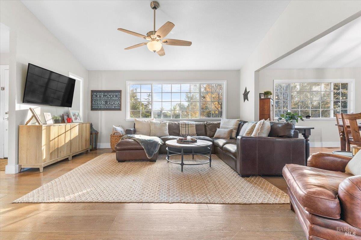 Detail Gallery Image 6 of 48 For 10465 Pelham Dr, Windsor,  CA 95492 - 3 Beds | 2 Baths