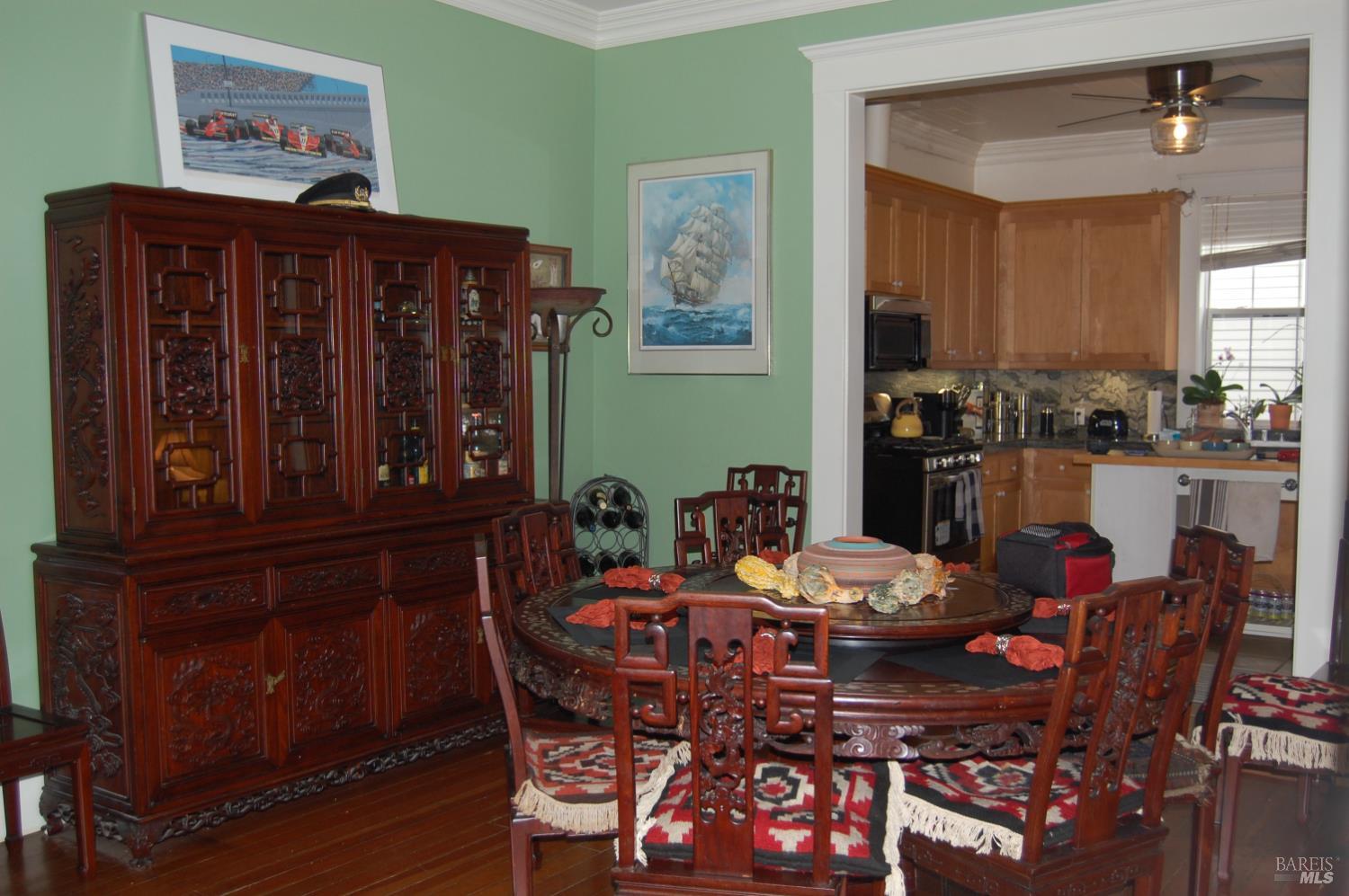 Detail Gallery Image 4 of 10 For 39 Latham St, San Rafael,  CA 94901 - 2 Beds | 2 Baths