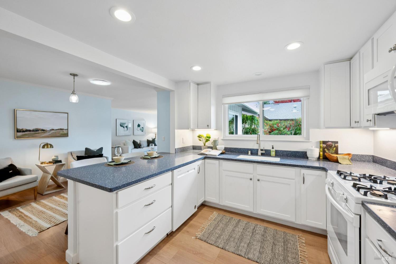 Detail Gallery Image 10 of 41 For 6550 Meadowridge Dr, Santa Rosa,  CA 95409 - 2 Beds | 2 Baths