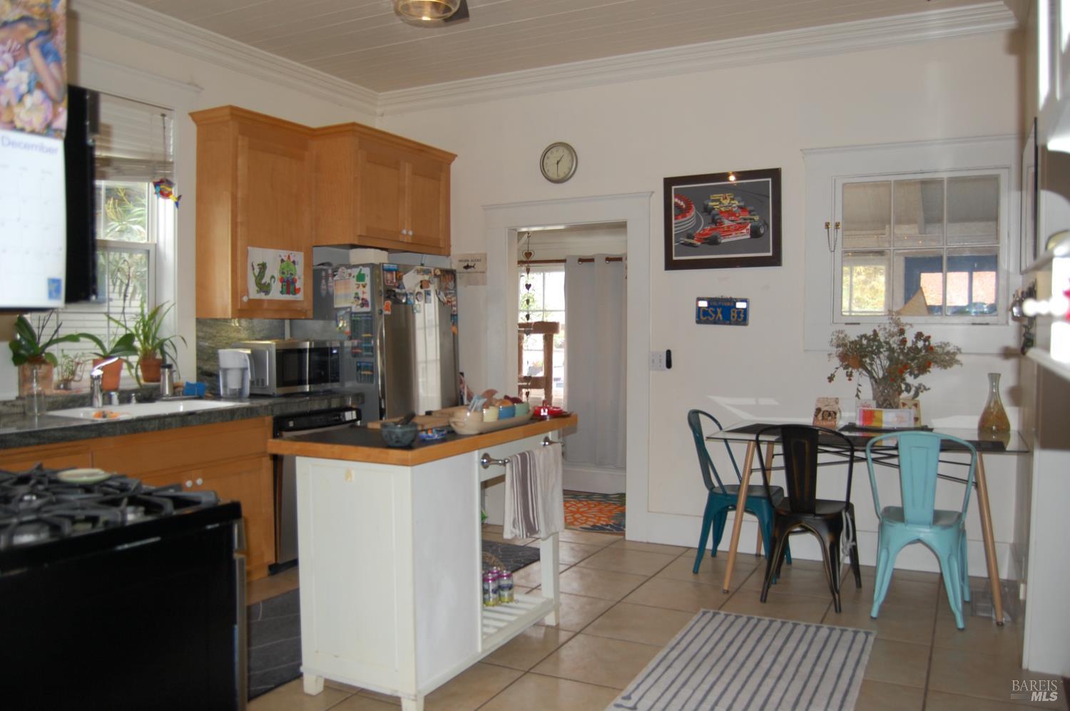 Detail Gallery Image 2 of 10 For 39 Latham St, San Rafael,  CA 94901 - 2 Beds | 2 Baths