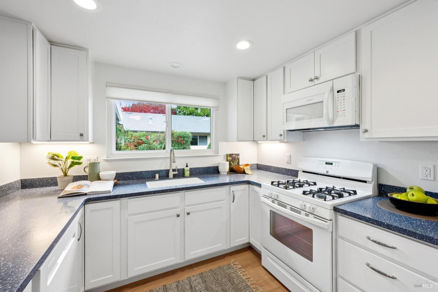 Detail Gallery Image 11 of 41 For 6550 Meadowridge Dr, Santa Rosa,  CA 95409 - 2 Beds | 2 Baths