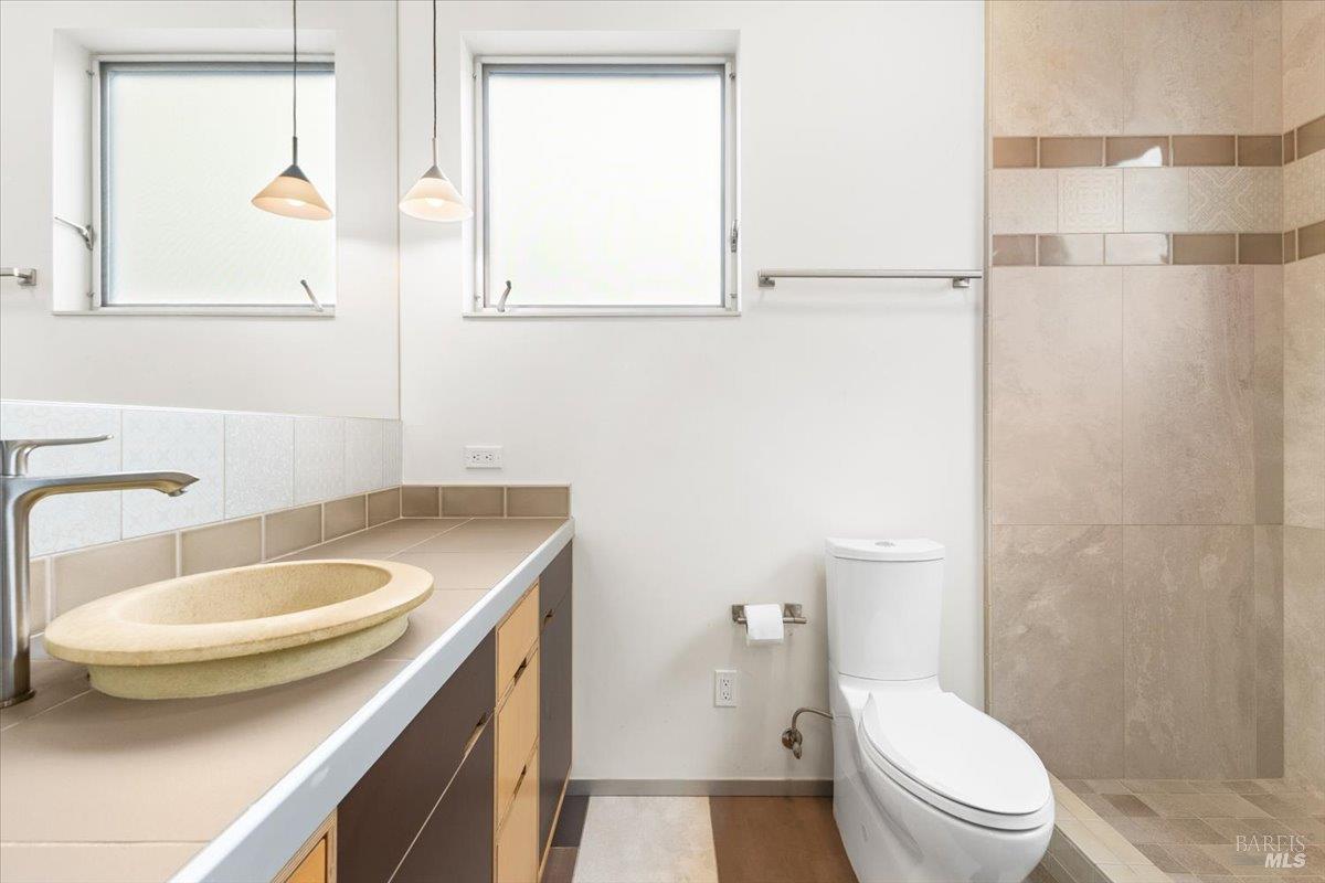 Detail Gallery Image 10 of 21 For 716 Keller Ct, Petaluma,  CA 94952 - 2 Beds | 2/1 Baths