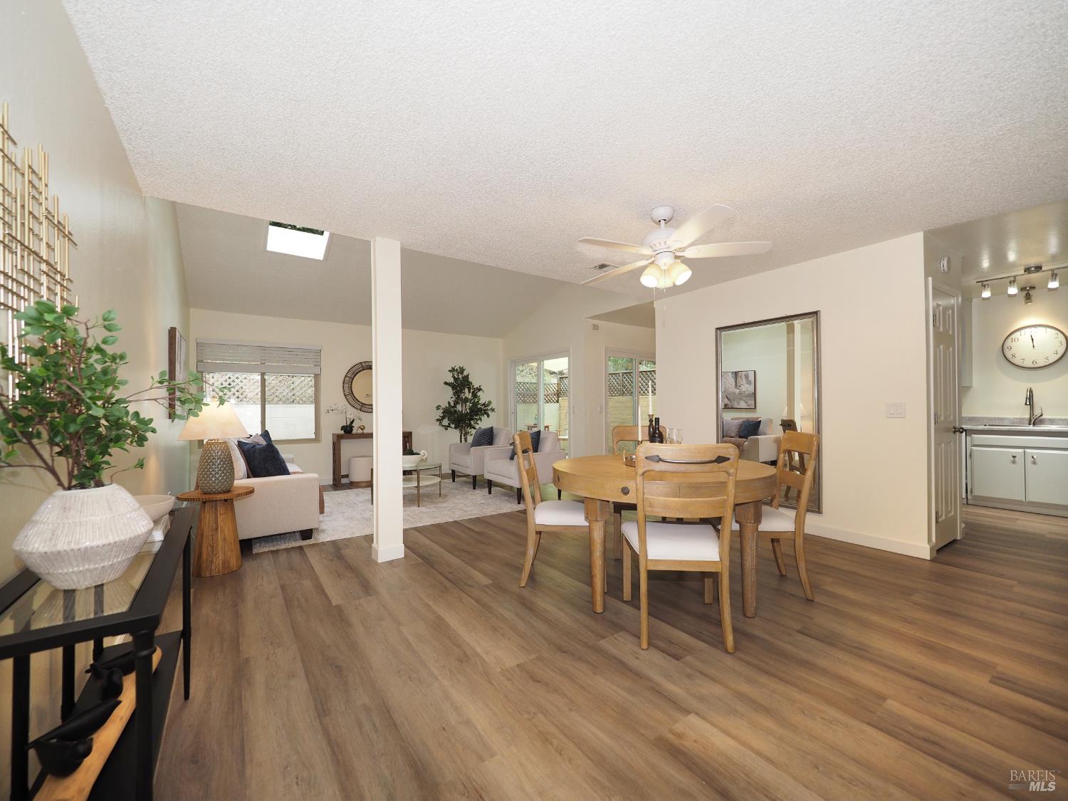 Detail Gallery Image 3 of 30 For 3113 Luna Ct, Santa Rosa,  CA 95405 - 3 Beds | 2/1 Baths