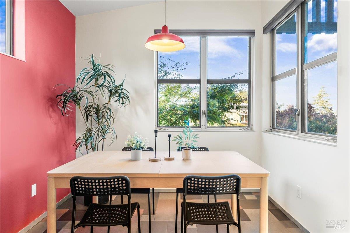 Detail Gallery Image 5 of 21 For 716 Keller Ct, Petaluma,  CA 94952 - 2 Beds | 2/1 Baths