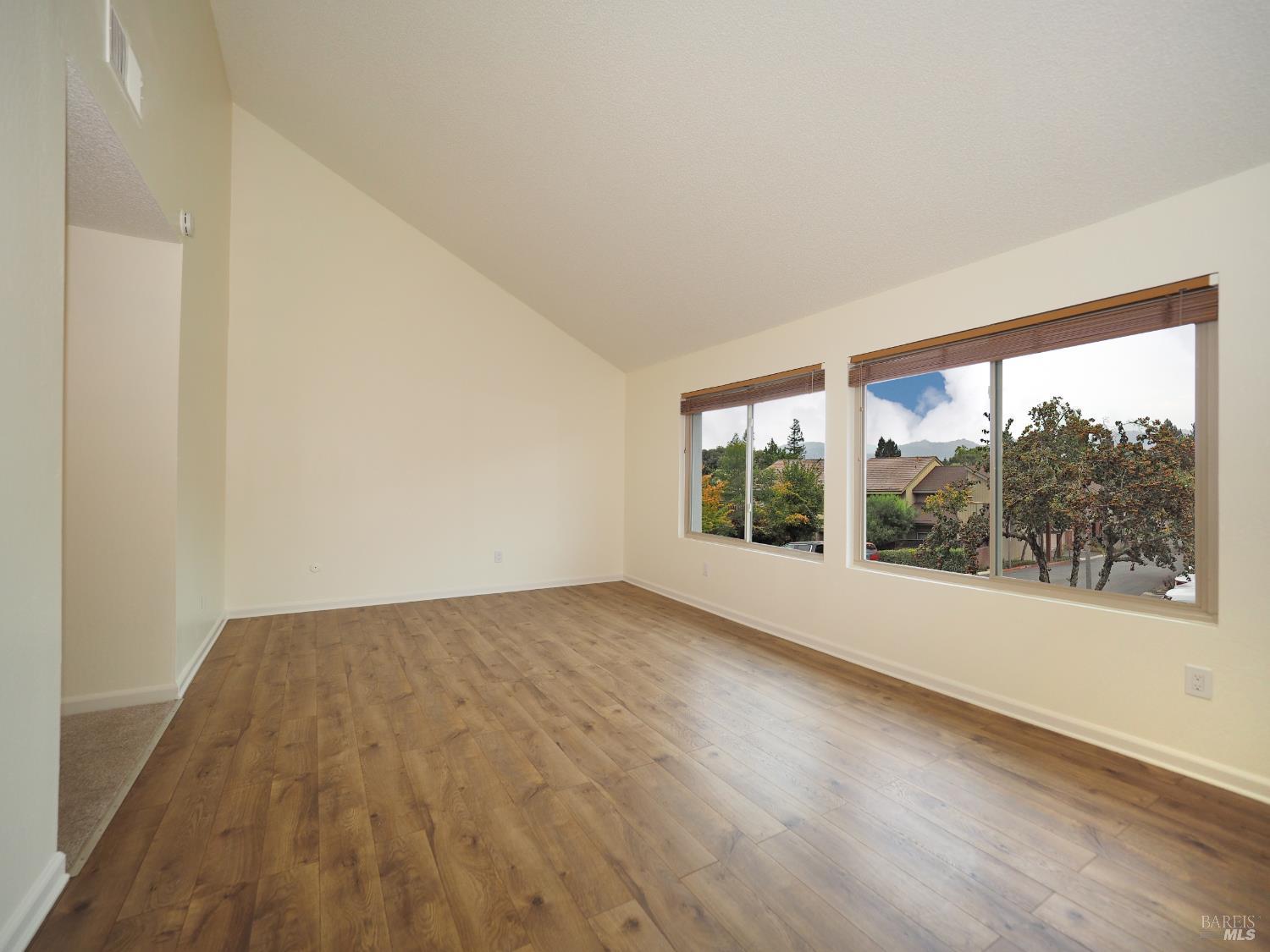 Detail Gallery Image 9 of 30 For 3113 Luna Ct, Santa Rosa,  CA 95405 - 3 Beds | 2/1 Baths