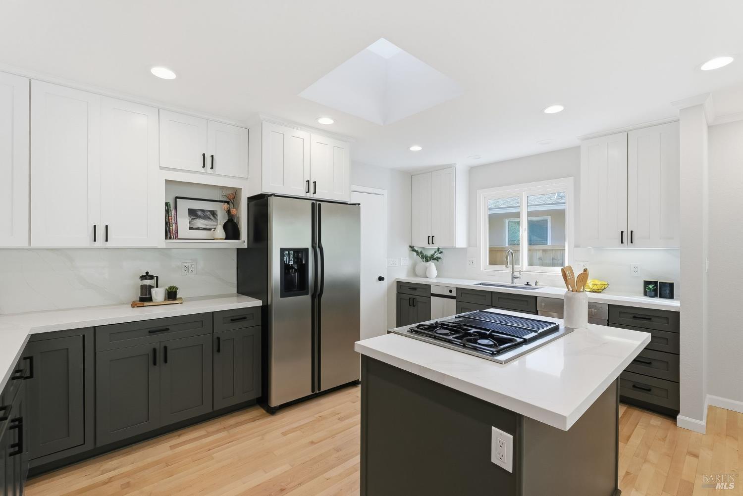 Detail Gallery Image 10 of 28 For 16 Edna Ct, Kentfield,  CA 94904 - 3 Beds | 2/1 Baths