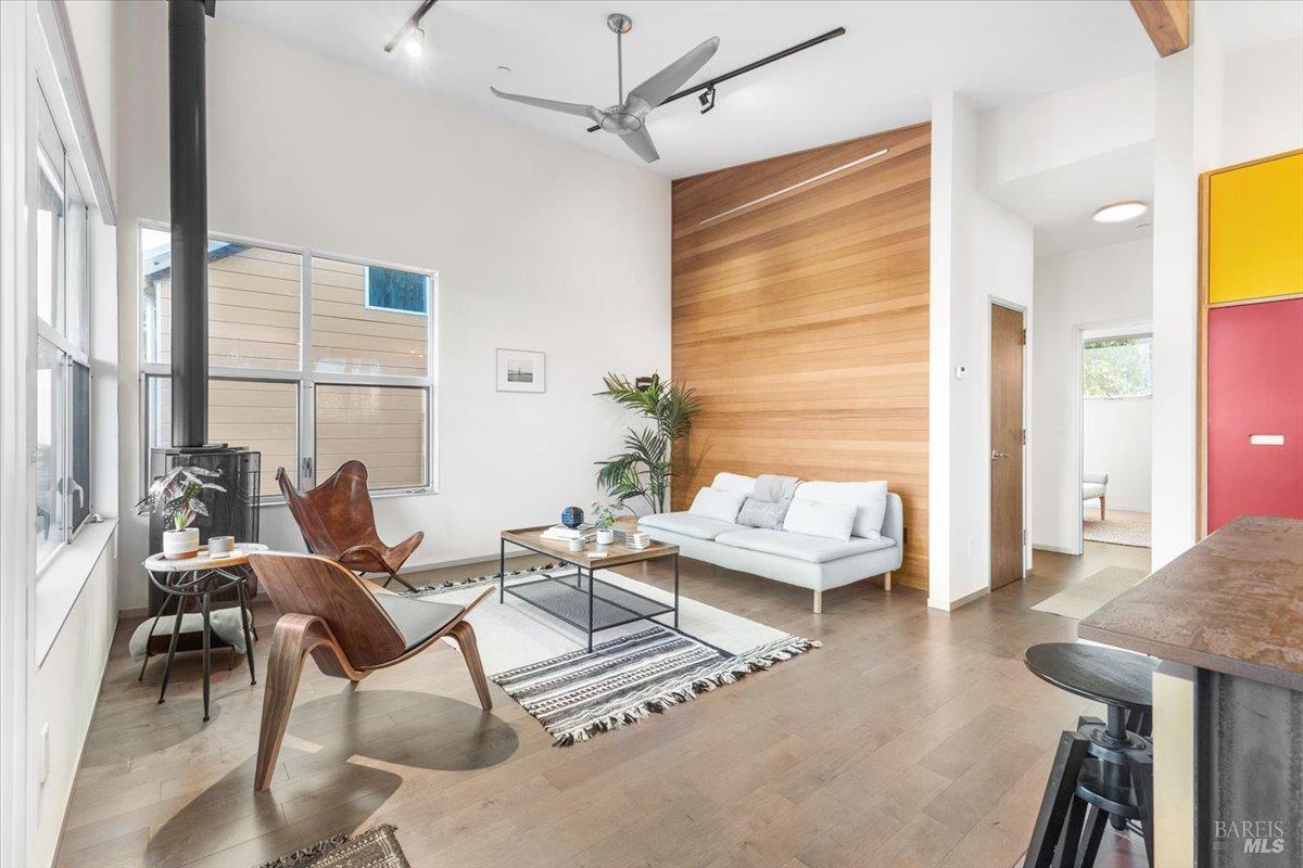 Detail Gallery Image 2 of 21 For 716 Keller Ct, Petaluma,  CA 94952 - 2 Beds | 2/1 Baths