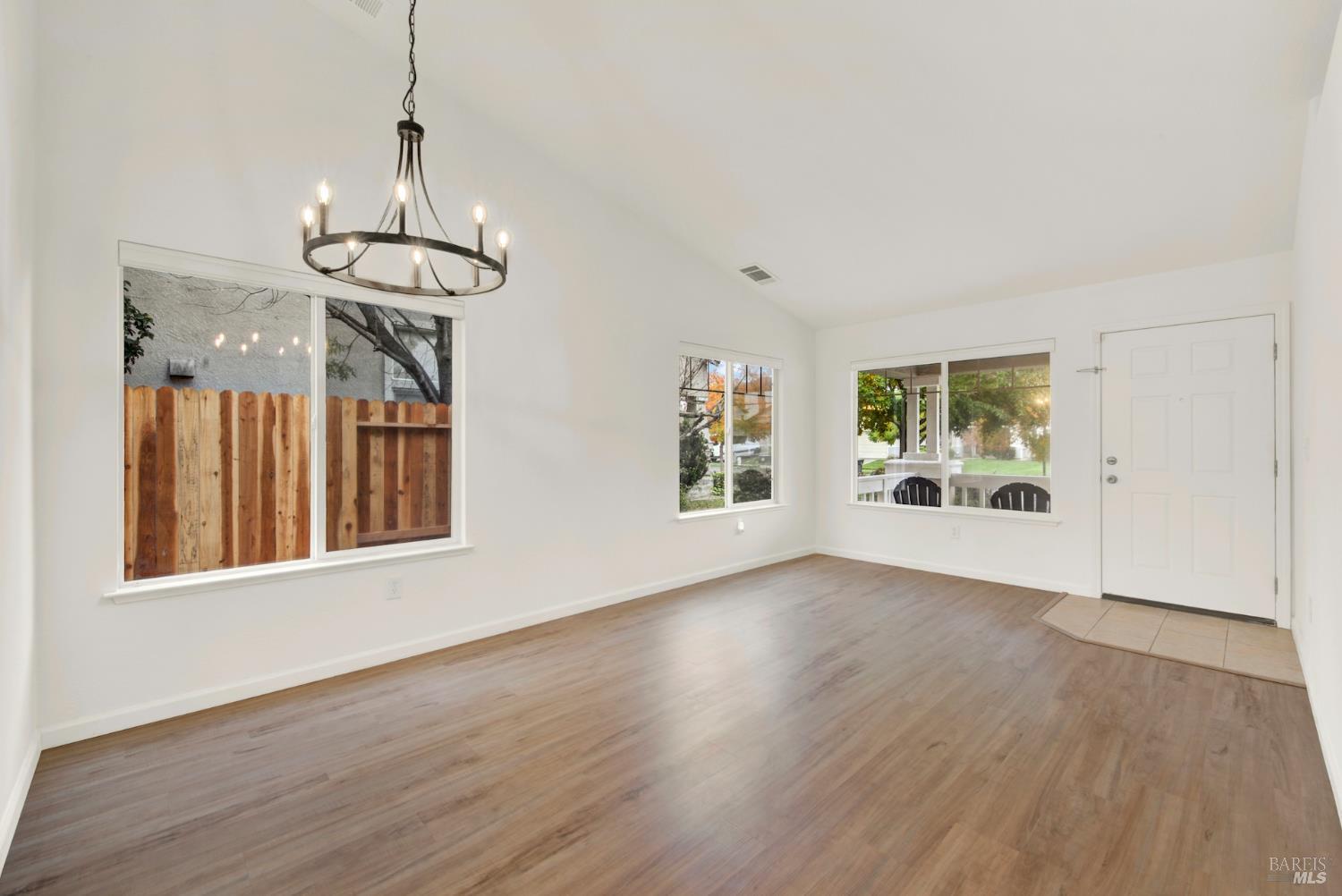 Detail Gallery Image 5 of 31 For 3216 Lagunita Cir, Fairfield,  CA 94533 - 4 Beds | 2 Baths