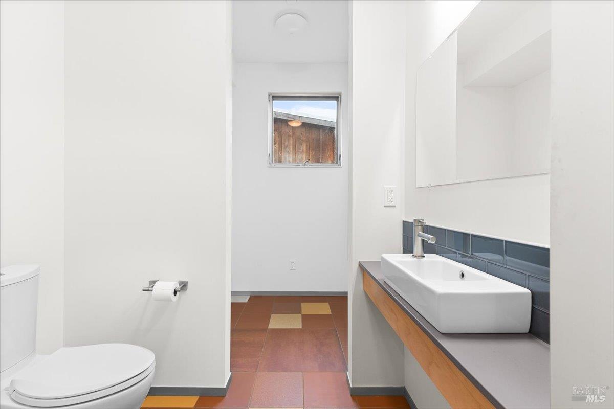 Detail Gallery Image 6 of 21 For 716 Keller Ct, Petaluma,  CA 94952 - 2 Beds | 2/1 Baths