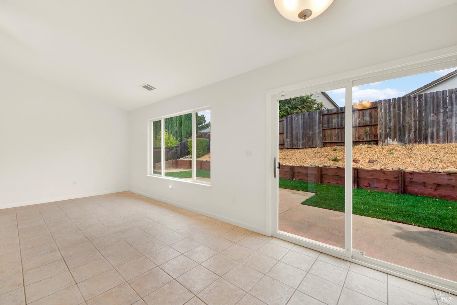 Detail Gallery Image 10 of 31 For 3216 Lagunita Cir, Fairfield,  CA 94533 - 4 Beds | 2 Baths