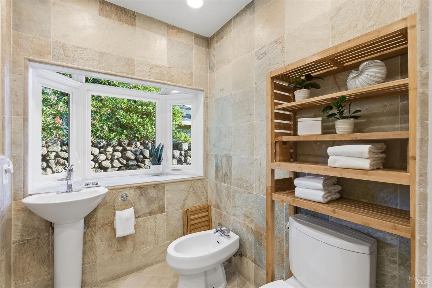 Detail Gallery Image 16 of 28 For 16 Edna Ct, Kentfield,  CA 94904 - 3 Beds | 2/1 Baths