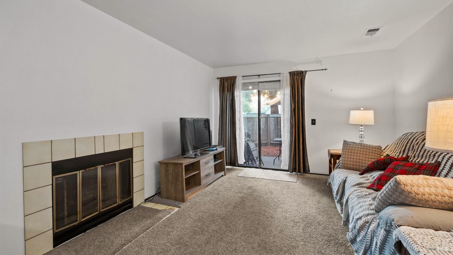 Detail Gallery Image 3 of 25 For 418 Occidental Cir, Santa Rosa,  CA 95401 - 3 Beds | 2/1 Baths