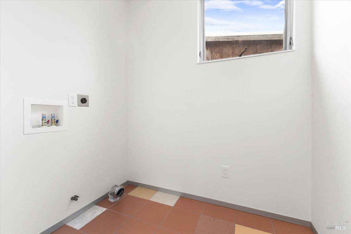 Detail Gallery Image 7 of 21 For 716 Keller Ct, Petaluma,  CA 94952 - 2 Beds | 2/1 Baths