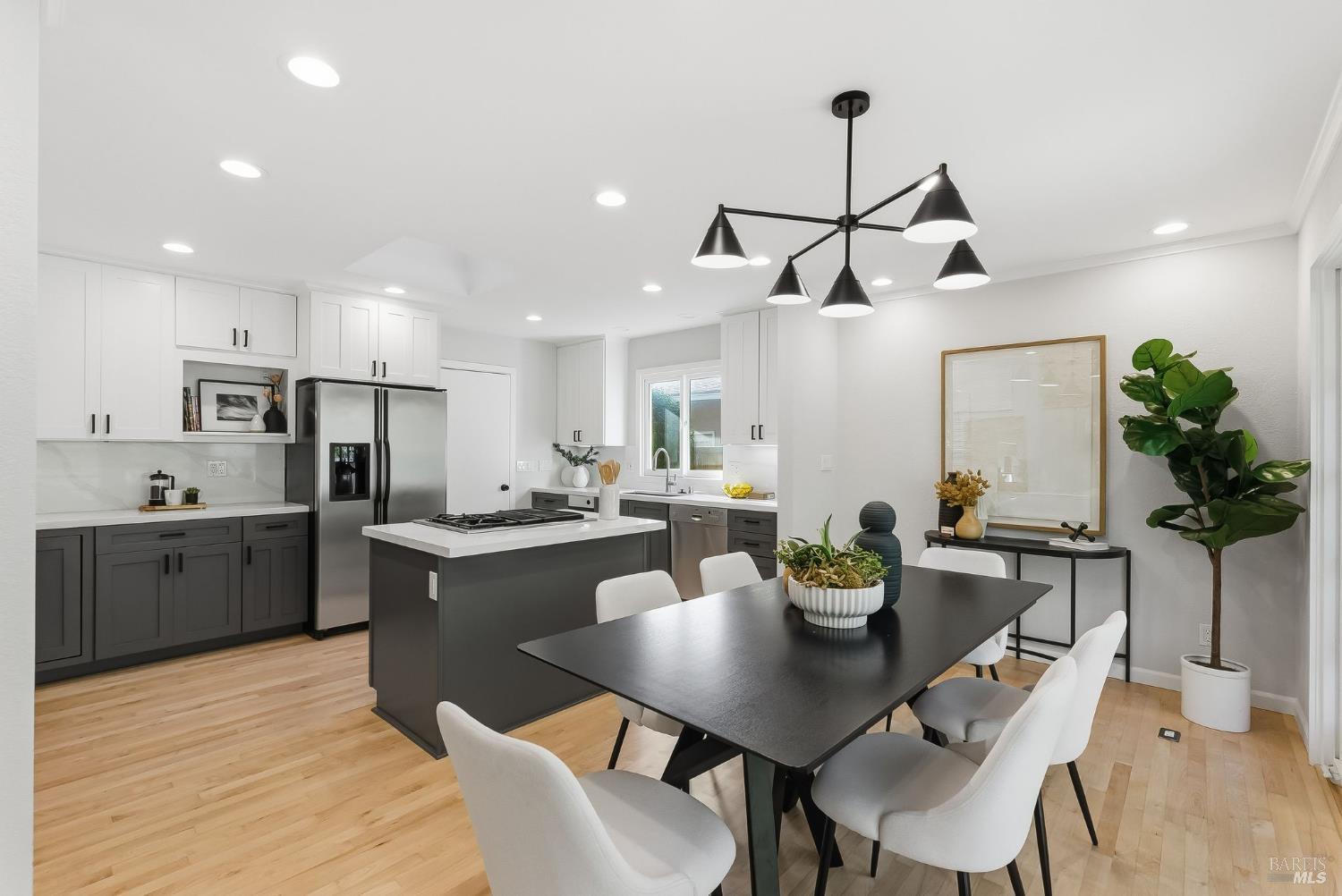 Detail Gallery Image 9 of 28 For 16 Edna Ct, Kentfield,  CA 94904 - 3 Beds | 2/1 Baths