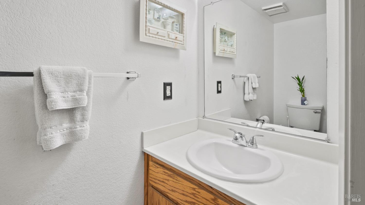 Detail Gallery Image 10 of 25 For 418 Occidental Cir, Santa Rosa,  CA 95401 - 3 Beds | 2/1 Baths