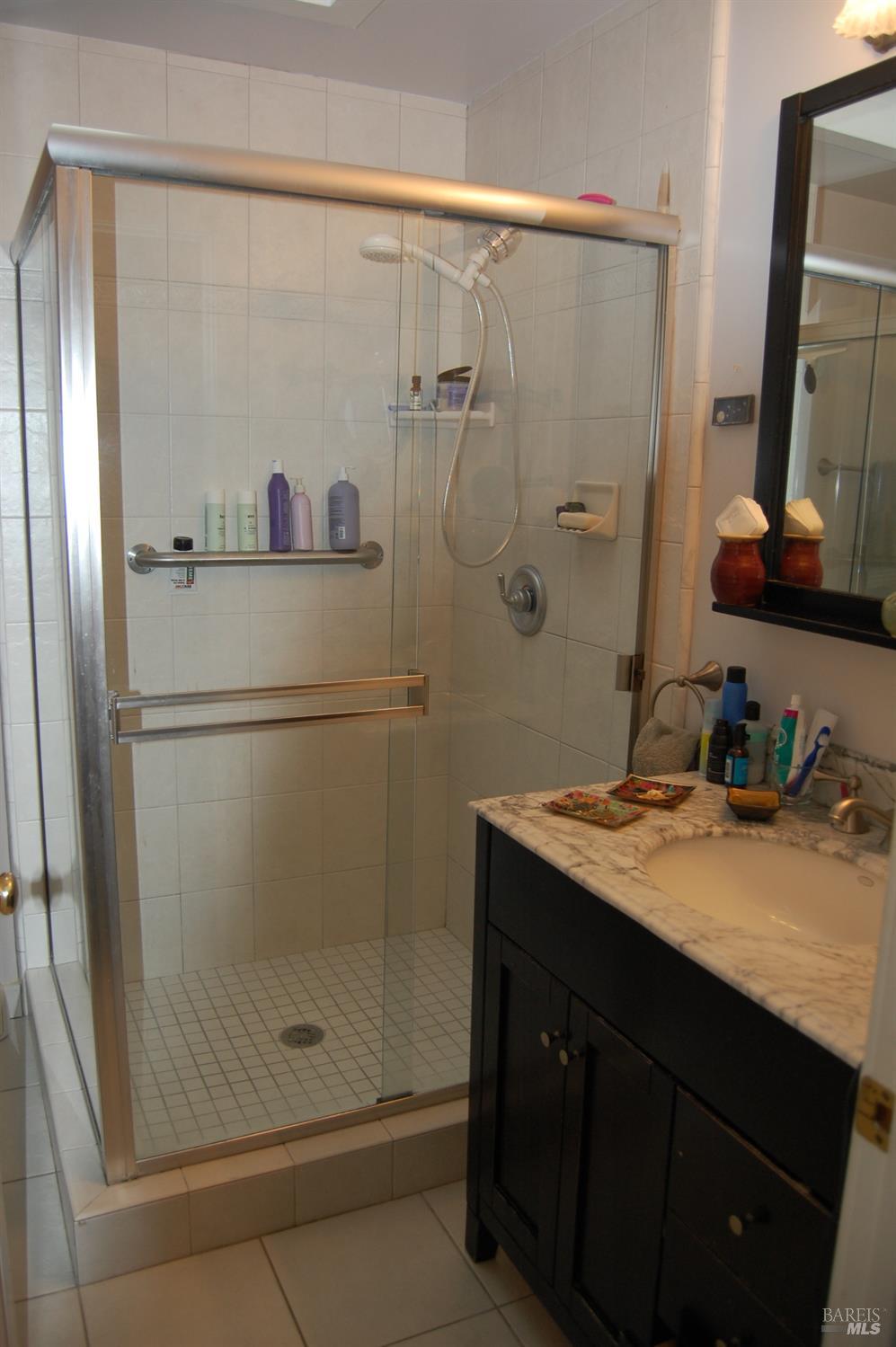 Detail Gallery Image 6 of 10 For 39 Latham St, San Rafael,  CA 94901 - 2 Beds | 2 Baths