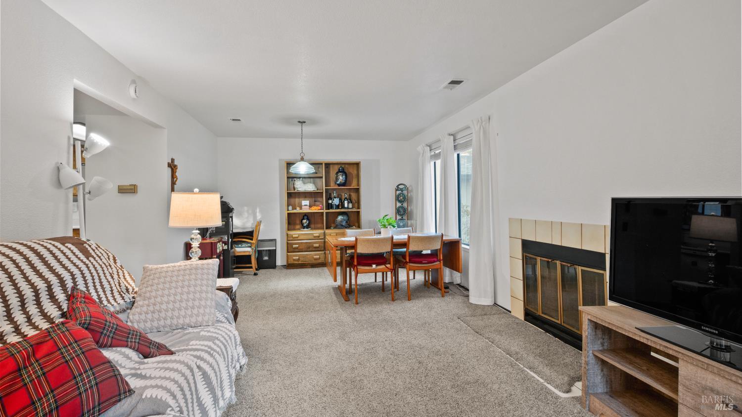 Detail Gallery Image 4 of 25 For 418 Occidental Cir, Santa Rosa,  CA 95401 - 3 Beds | 2/1 Baths