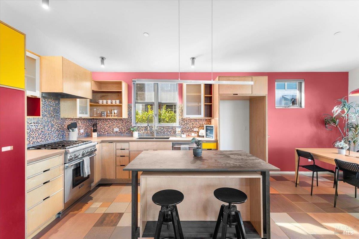 Detail Gallery Image 4 of 21 For 716 Keller Ct, Petaluma,  CA 94952 - 2 Beds | 2/1 Baths